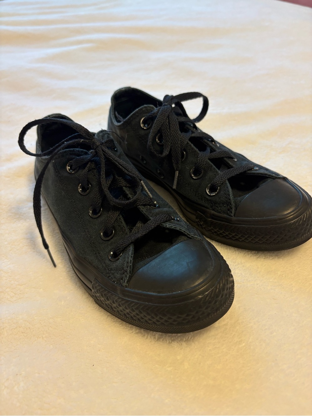 Converse Womens SOLID BLACK low chuck taylors